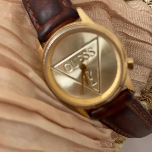 Vintage Guess watch with leather strap - Picture 3 of 12